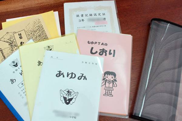 「ガバッと開く書類収納ケース」を使い分ければ、家中の書類がスッキリ片付きます。[PR]