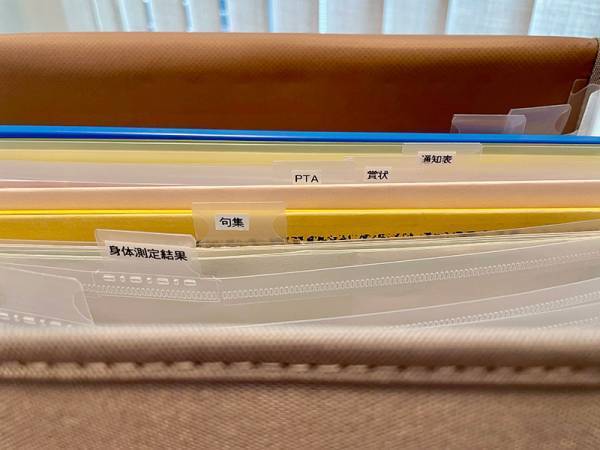 「ガバッと開く書類収納ケース」を使い分ければ、家中の書類がスッキリ片付きます。[PR]