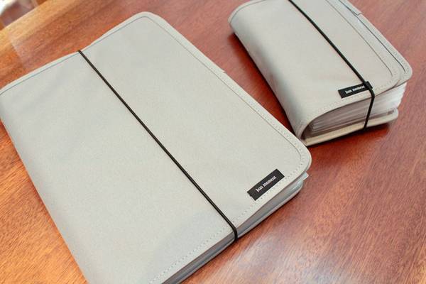 「ガバッと開く書類収納ケース」を使い分ければ、家中の書類がスッキリ片付きます。[PR]