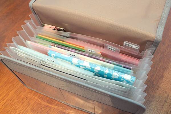 「ガバッと開く書類収納ケース」を使い分ければ、家中の書類がスッキリ片付きます。[PR]