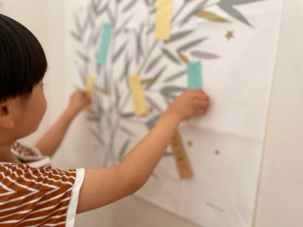 今年の七夕はタペストリーで貼るだけカンタン。季節のイベントをもっと気軽に楽しもう。[PR]