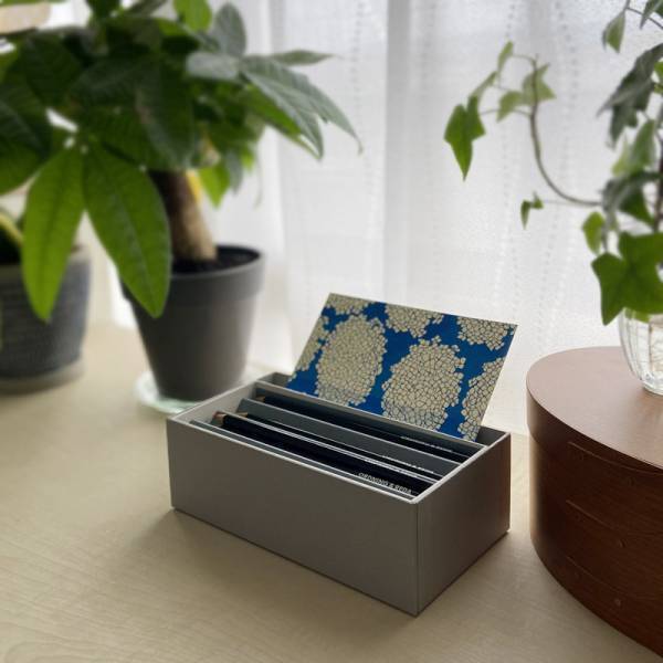 お気に入りをそっと入れたい、ぬくもりの紙製「PLEATS BOX デスクオーガナイザー」[PR]
