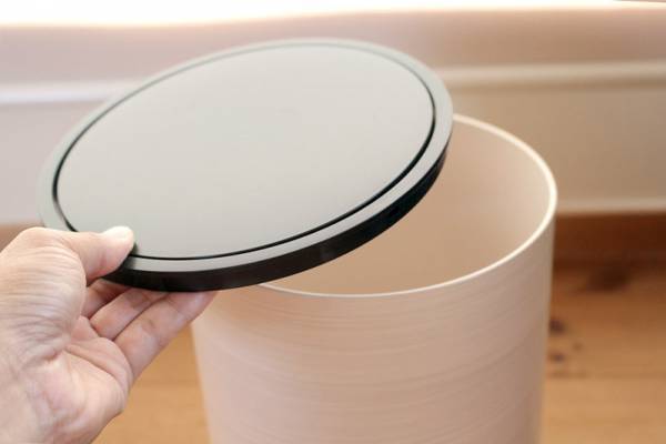 ゴミ箱というよりインテリア。暮らしに溶け込む、職人メイドの木目調ダストボックス[PR]