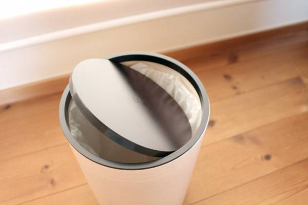 ゴミ箱というよりインテリア。暮らしに溶け込む、職人メイドの木目調ダストボックス[PR]