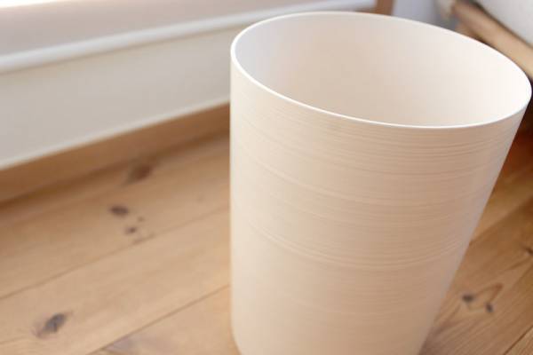 ゴミ箱というよりインテリア。暮らしに溶け込む、職人メイドの木目調ダストボックス[PR]