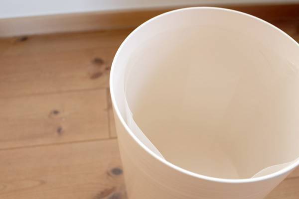 ゴミ箱というよりインテリア。暮らしに溶け込む、職人メイドの木目調ダストボックス[PR]