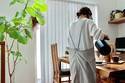 毎日の家事を心地良く。ラクに着けられる「bon moment シンプルエプロン」[PR]