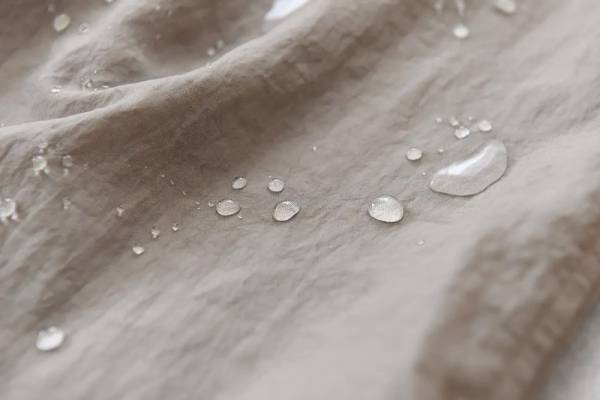 さらばビショ濡れ！傘レベルの強撥水かっぽう着に、涼しく着られる「袖なし」デザインがbon moment luxeから新登場！[PR]