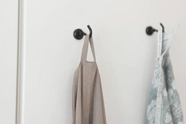 さらばビショ濡れ！傘レベルの強撥水かっぽう着に、涼しく着られる「袖なし」デザインがbon moment luxeから新登場！[PR]