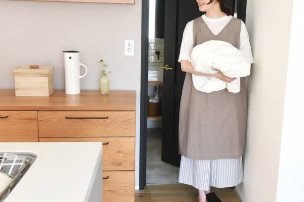 さらばビショ濡れ！傘レベルの強撥水かっぽう着に、涼しく着られる「袖なし」デザインがbon moment luxeから新登場！[PR]