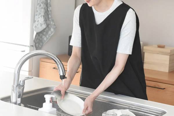 さらばビショ濡れ！傘レベルの強撥水かっぽう着に、涼しく着られる「袖なし」デザインがbon moment luxeから新登場！[PR]