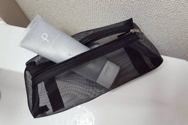 「あれどこしまったっけ…？」がなくなる!? つなげて、吊り下げて使える「4in1トラベルポーチ」