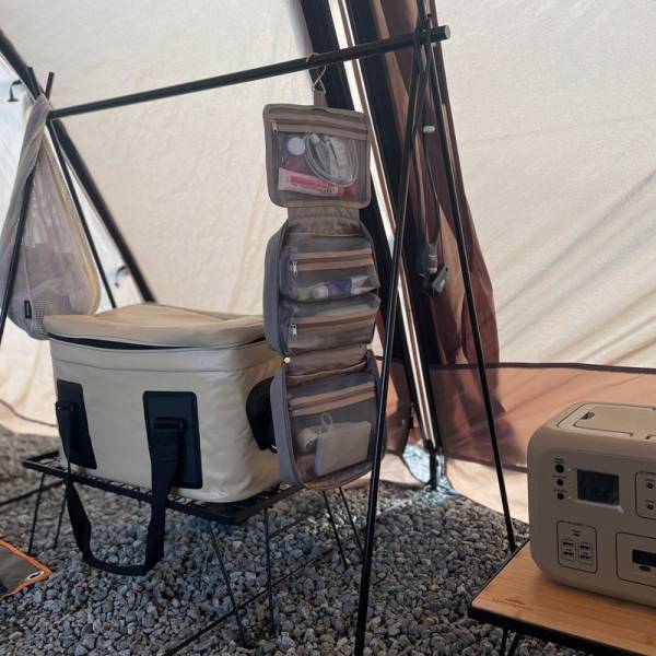 「あれどこしまったっけ…？」がなくなる!? つなげて、吊り下げて使える「4in1トラベルポーチ」