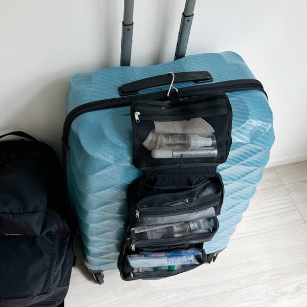 「あれどこしまったっけ…？」がなくなる!? つなげて、吊り下げて使える「4in1トラベルポーチ」