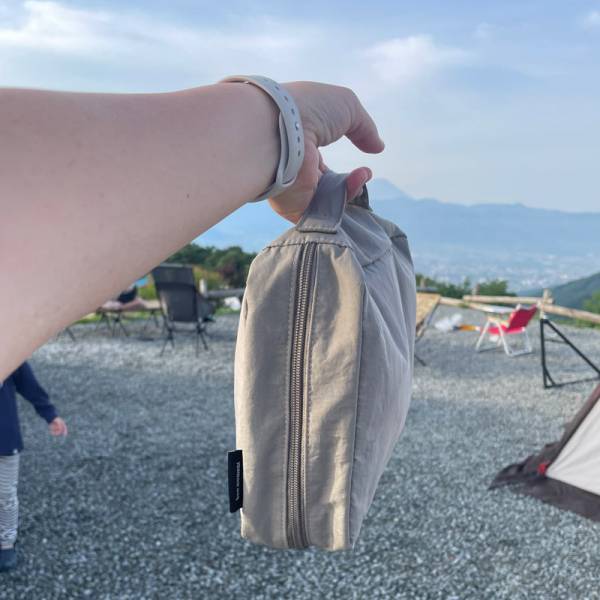 「あれどこしまったっけ…？」がなくなる!? つなげて、吊り下げて使える「4in1トラベルポーチ」