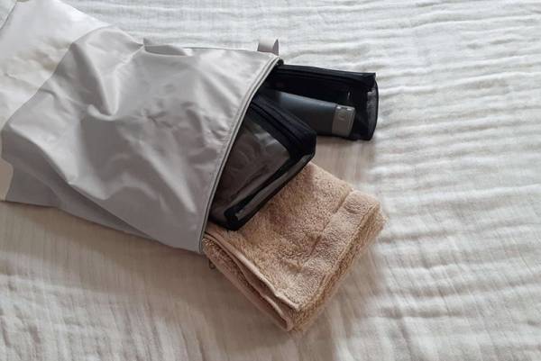 「あれどこしまったっけ…？」がなくなる!? つなげて、吊り下げて使える「4in1トラベルポーチ」