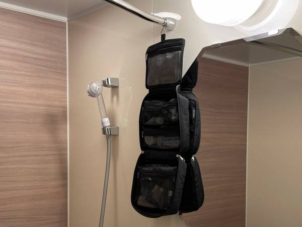 「あれどこしまったっけ…？」がなくなる!? つなげて、吊り下げて使える「4in1トラベルポーチ」