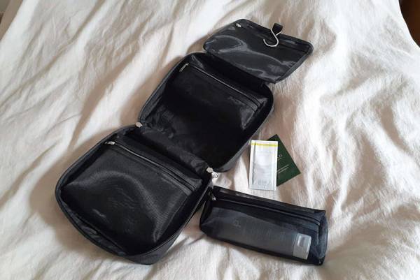 「あれどこしまったっけ…？」がなくなる!? つなげて、吊り下げて使える「4in1トラベルポーチ」