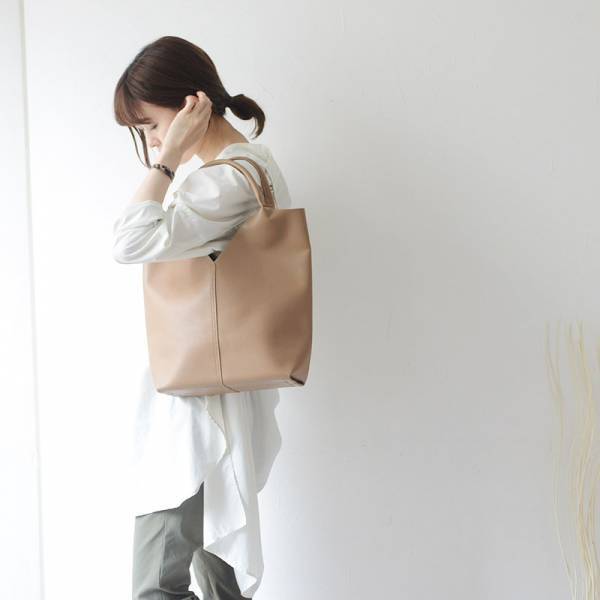 このバッグ都合よすぎる！通勤からハレの日まで「kauliina　Vカットトート」[PR]