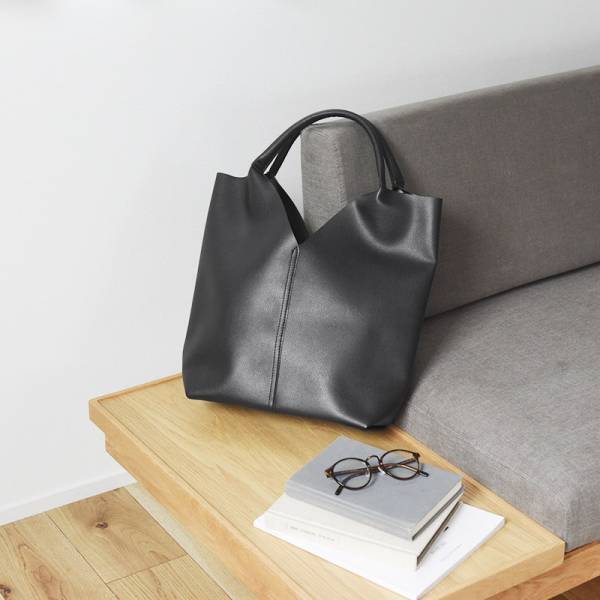 このバッグ都合よすぎる！通勤からハレの日まで「kauliina　Vカットトート」[PR]