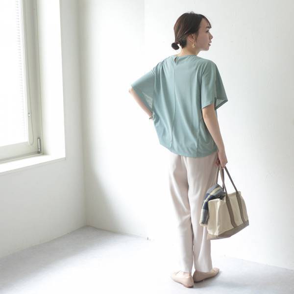 汗ばむ暑さを悟らせない。きちんと見えて「こっそり涼やか」大人の夏トップス集合！[PR]