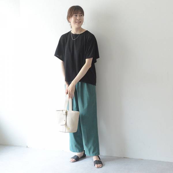 汗ばむ暑さを悟らせない。きちんと見えて「こっそり涼やか」大人の夏トップス集合！[PR]