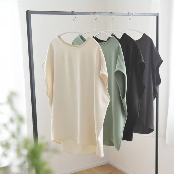 汗ばむ暑さを悟らせない。きちんと見えて「こっそり涼やか」大人の夏トップス集合！[PR]