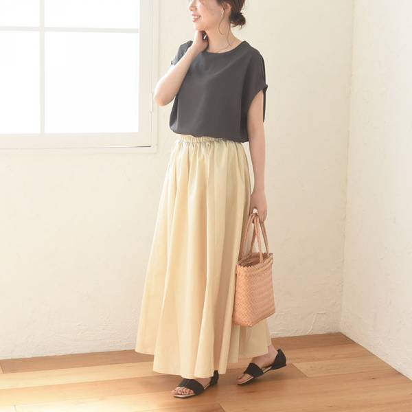 汗ばむ暑さを悟らせない。きちんと見えて「こっそり涼やか」大人の夏トップス集合！[PR]