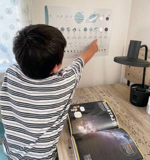 FÖRNE×クッカヤプーがコラボ！知育ポスター「惑星」デザインが登場、スタッフの使い方もご紹介[PR]