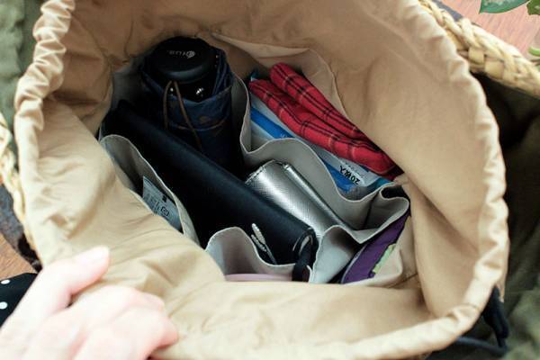 夏の定番カゴバッグの使い勝手がグッとアップする。「bon momentの巾着型バッグインバッグ」[PR]