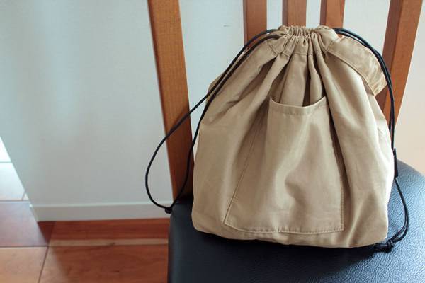 夏の定番カゴバッグの使い勝手がグッとアップする。「bon momentの巾着型バッグインバッグ」[PR]