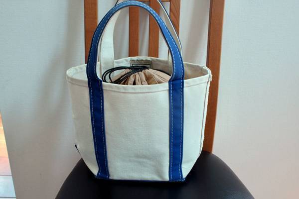 夏の定番カゴバッグの使い勝手がグッとアップする。「bon momentの巾着型バッグインバッグ」[PR]