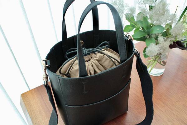 夏の定番カゴバッグの使い勝手がグッとアップする。「bon momentの巾着型バッグインバッグ」[PR]