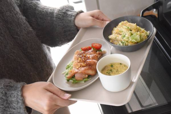 全カラー揃いました！夏休みにも活躍◎「滑らない＆レンジで熱くならないトレイ」愛用スタッフの声[PR]