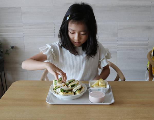 全カラー揃いました！夏休みにも活躍◎「滑らない＆レンジで熱くならないトレイ」愛用スタッフの声[PR]