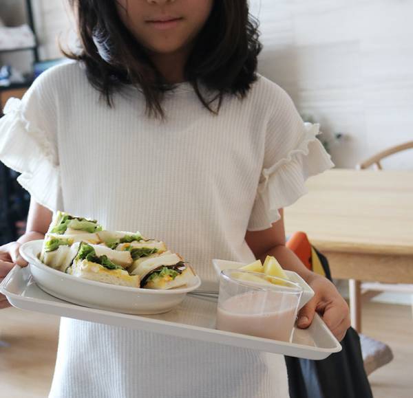 全カラー揃いました！夏休みにも活躍◎「滑らない＆レンジで熱くならないトレイ」愛用スタッフの声[PR]