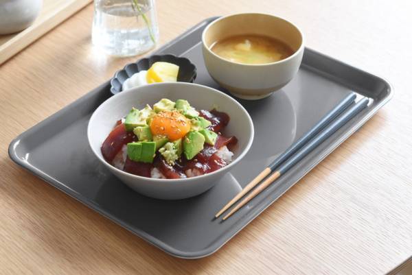 全カラー揃いました！夏休みにも活躍◎「滑らない＆レンジで熱くならないトレイ」愛用スタッフの声[PR]