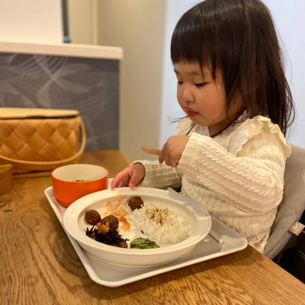 全カラー揃いました！夏休みにも活躍◎「滑らない＆レンジで熱くならないトレイ」愛用スタッフの声[PR]