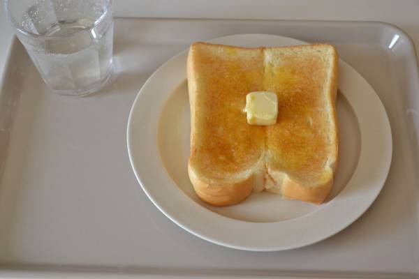 全カラー揃いました！夏休みにも活躍◎「滑らない＆レンジで熱くならないトレイ」愛用スタッフの声[PR]