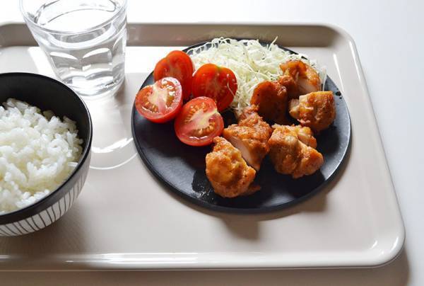 全カラー揃いました！夏休みにも活躍◎「滑らない＆レンジで熱くならないトレイ」愛用スタッフの声[PR]