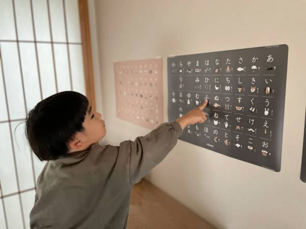 成長に合わせて、FÖRNEの知育ポスターを「惑星」に模様替え。[PR]