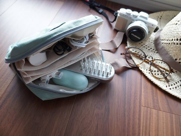 え！これガジェットポーチ？！女性が持ちたくなるキレイめデザインガジェットポーチ登場。スタッフの使用レポ～旅行編[PR]