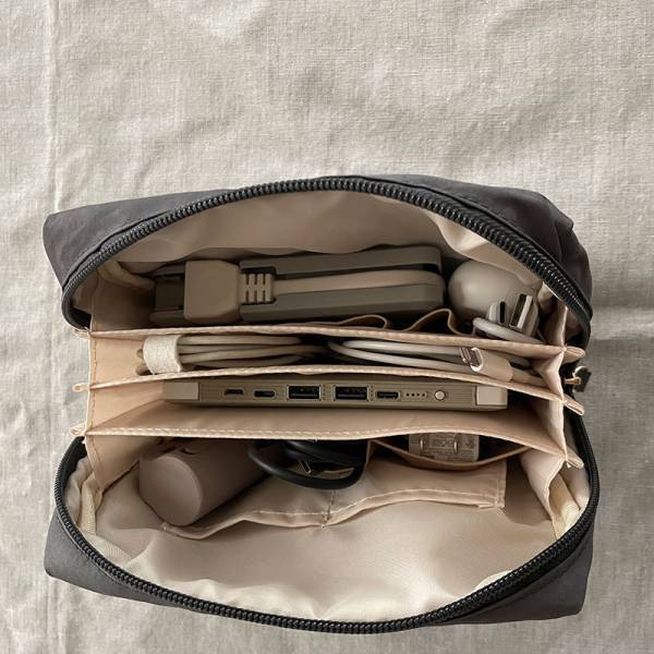 え！これガジェットポーチ？！女性が持ちたくなるキレイめデザインガジェットポーチ登場。スタッフの使用レポ～旅行編[PR]