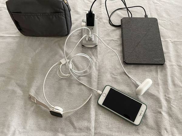 え！これガジェットポーチ？！女性が持ちたくなるキレイめデザインガジェットポーチ登場。スタッフの使用レポ～旅行編[PR]