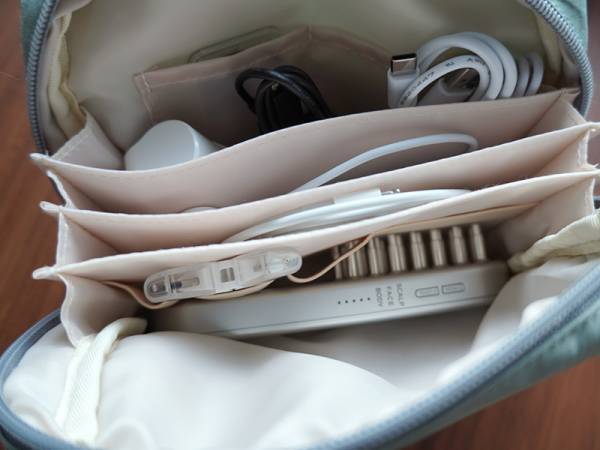 え！これガジェットポーチ？！女性が持ちたくなるキレイめデザインガジェットポーチ登場。スタッフの使用レポ～旅行編[PR]