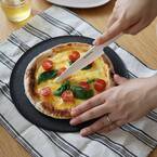 まな板になるお皿「チョップレート」に、ピザが丸ごと切れる26cmサイズ新登場！[PR]