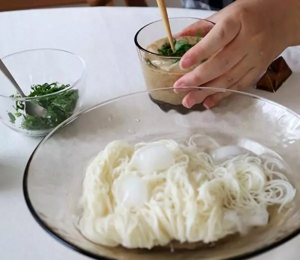 つけだれアレンジ、ぶっかけ素麺、変化とうつわで楽しむ夏の素麺レシピ