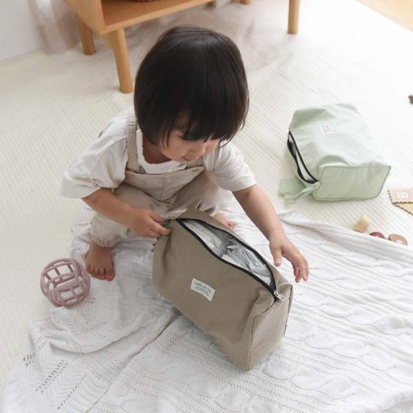 おむつ・おしり拭き・着替えが余裕でイン「ママに優しいおむつポーチ」に新色登場！[PR]