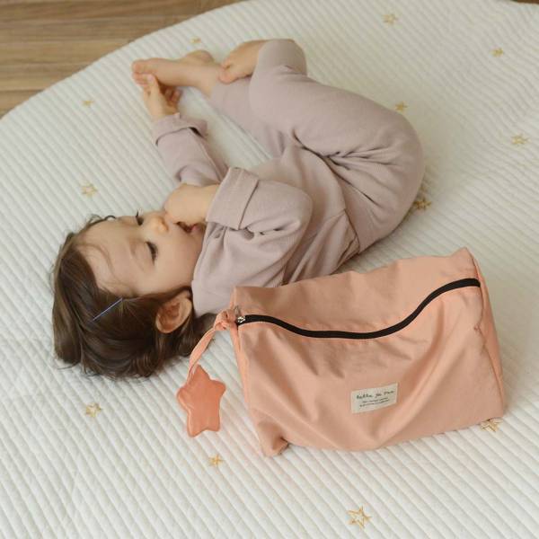 おむつ・おしり拭き・着替えが余裕でイン「ママに優しいおむつポーチ」に新色登場！[PR]