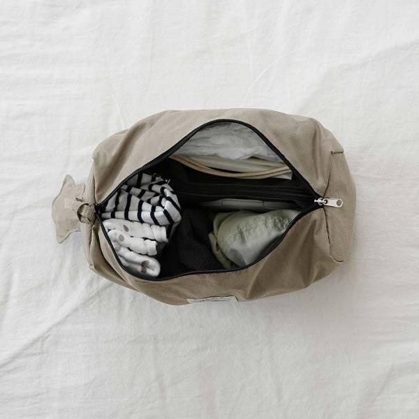 おむつ・おしり拭き・着替えが余裕でイン「ママに優しいおむつポーチ」に新色登場！[PR]